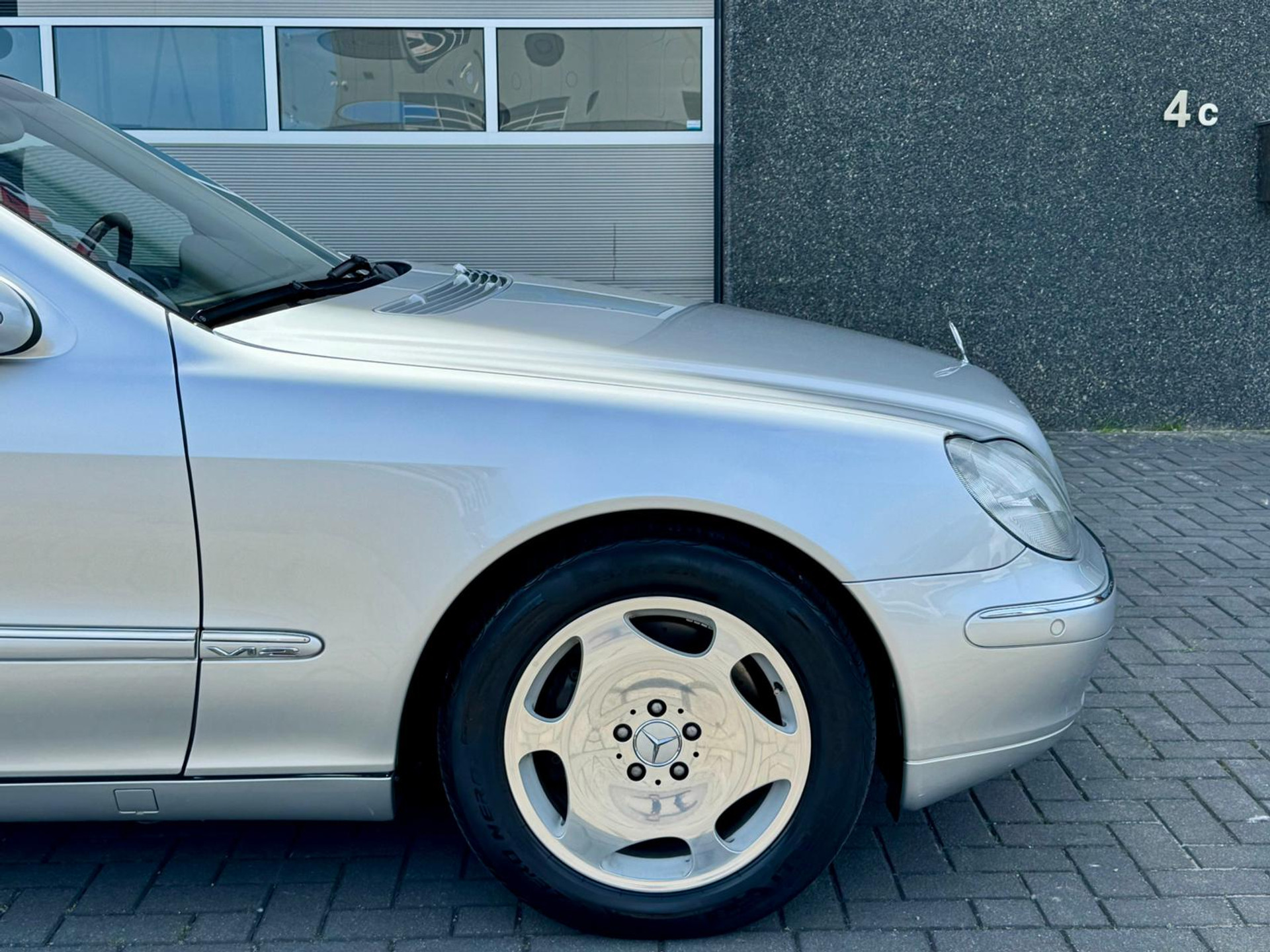 44649823-7.jpg