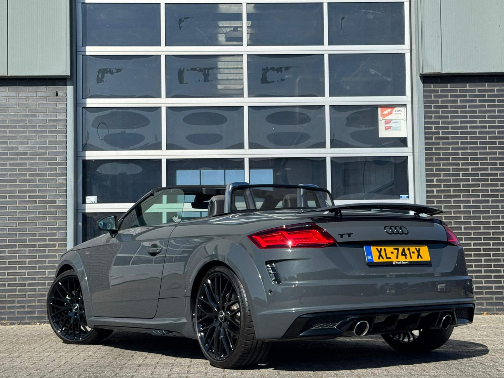 44969284-4.jpg