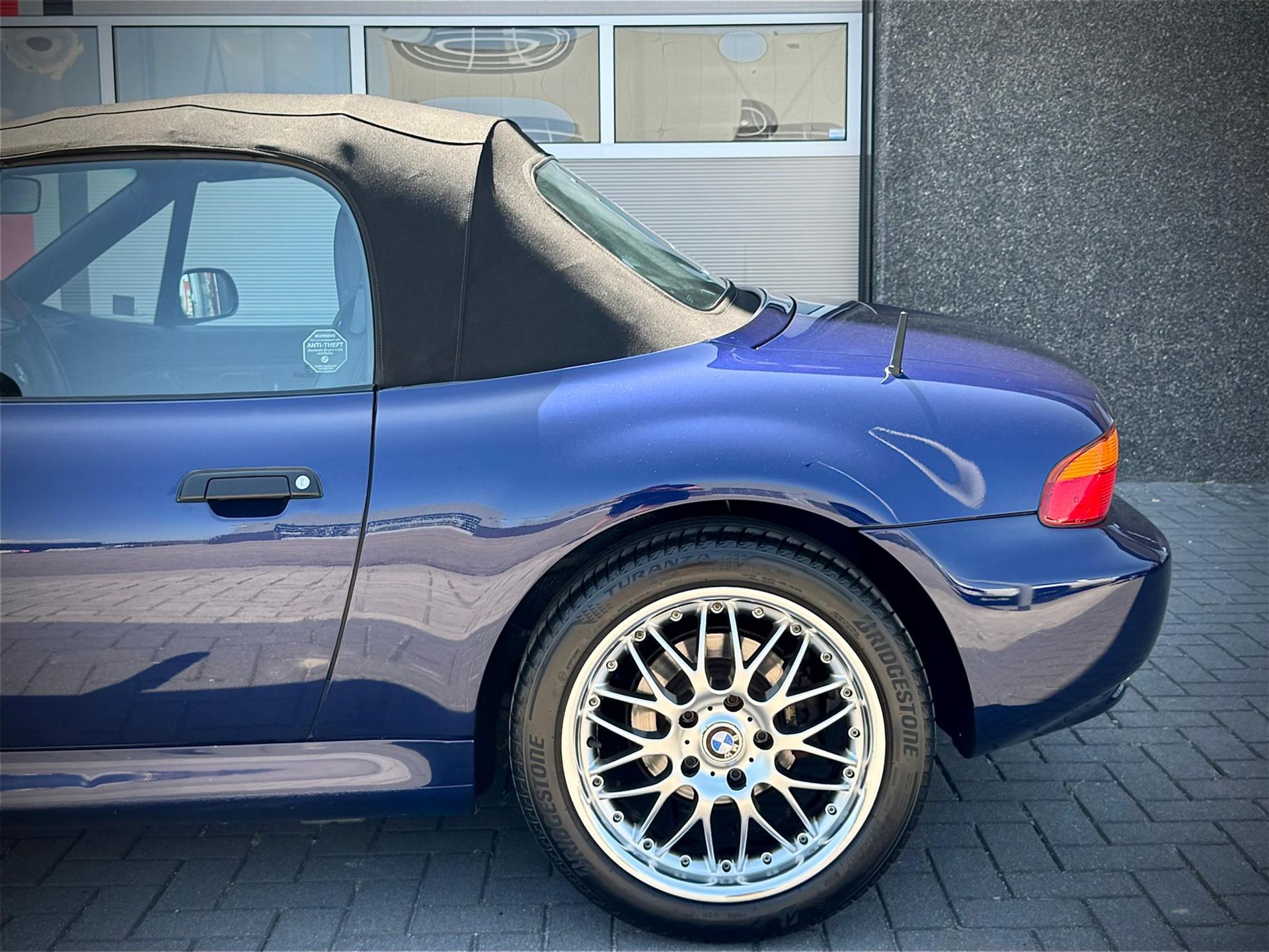 45930240-6.jpg